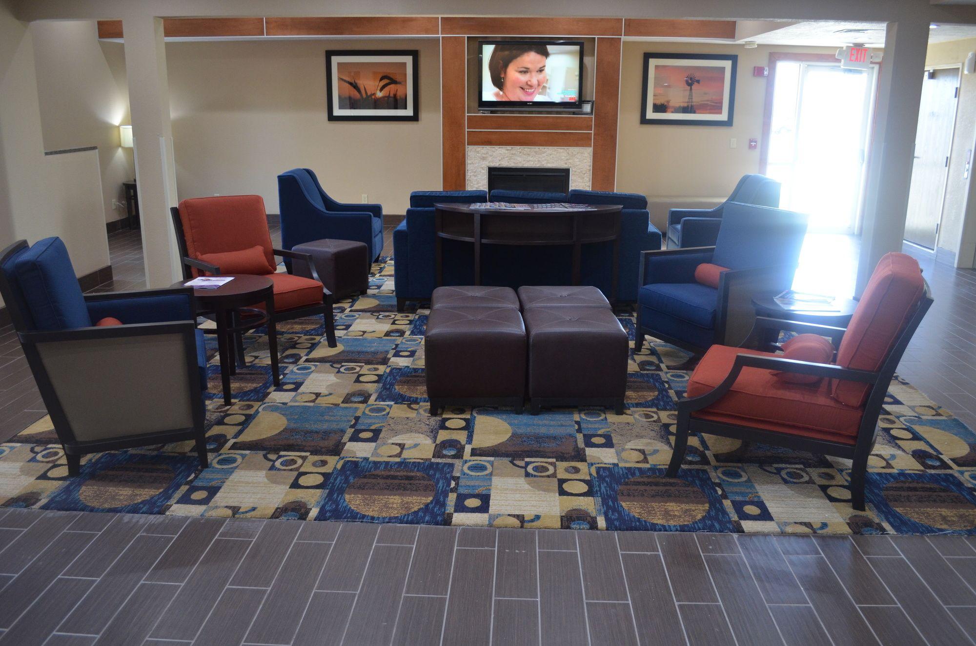 Comfort Inn & Suites Junction City - Near Fort Riley Exterior photo