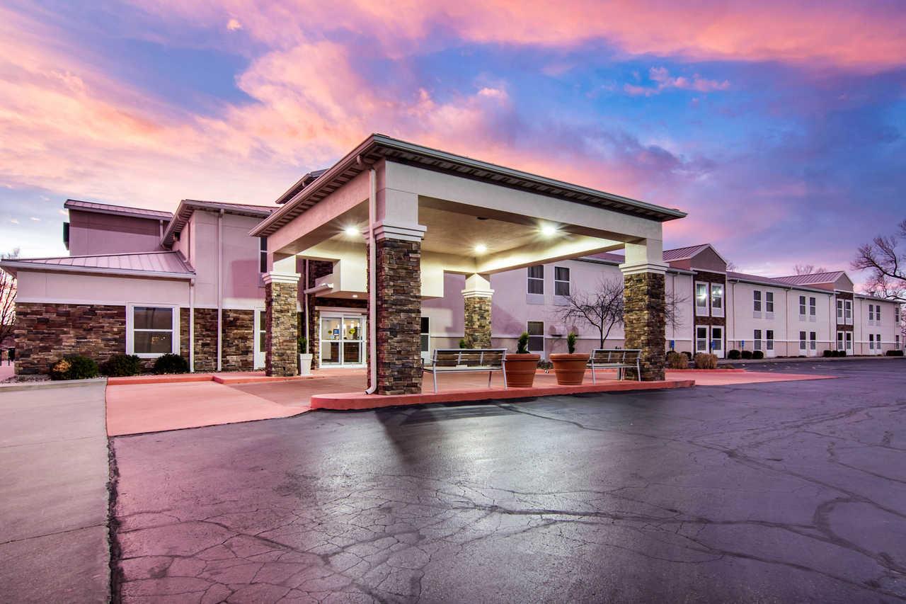 Comfort Inn & Suites Junction City - Near Fort Riley Exterior photo