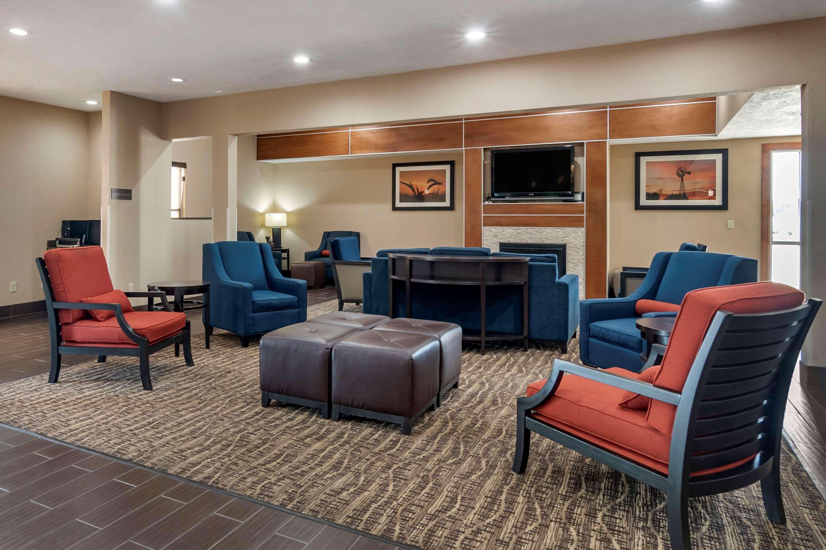 Comfort Inn & Suites Junction City - Near Fort Riley Exterior photo