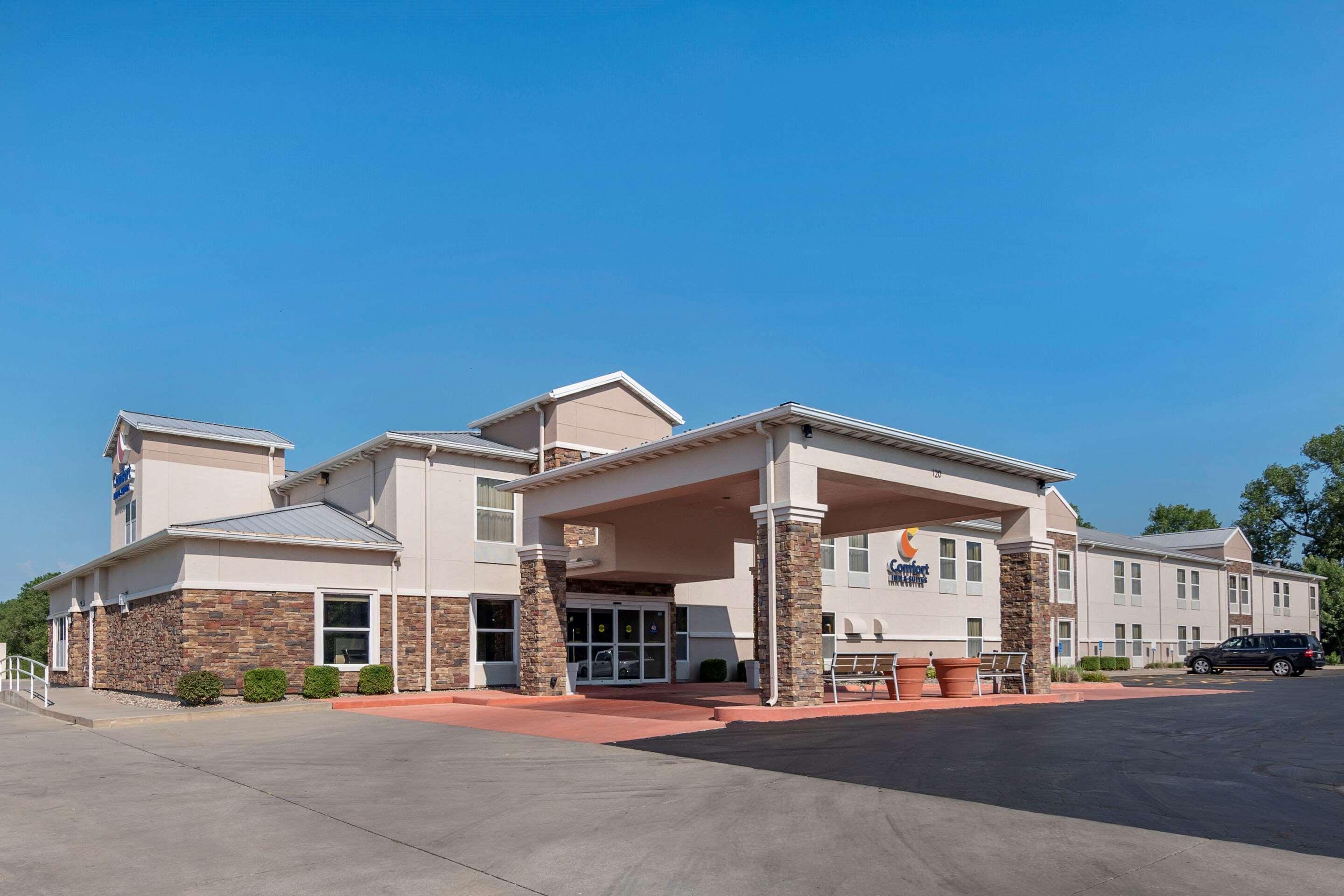 Comfort Inn & Suites Junction City - Near Fort Riley Exterior photo